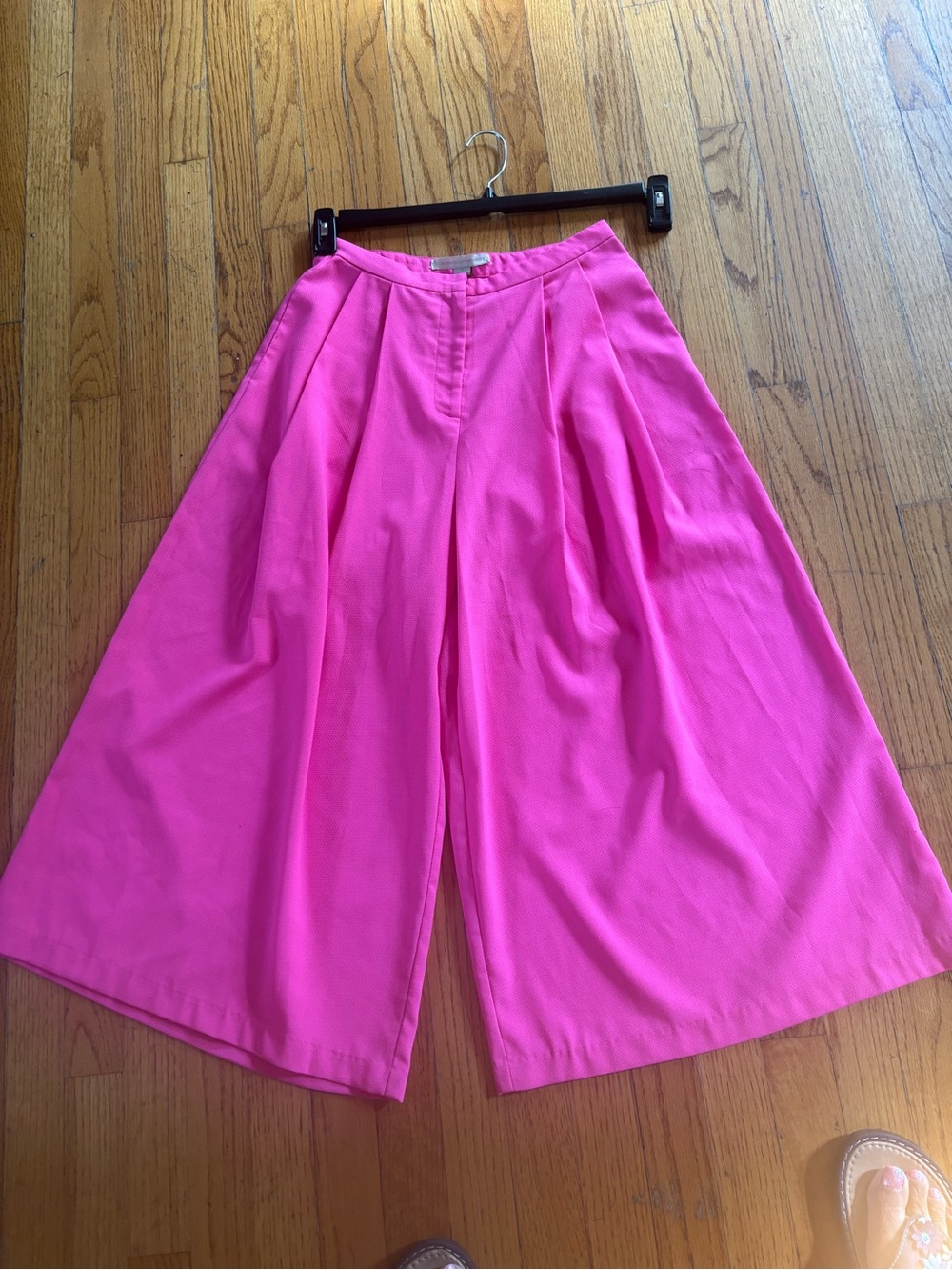 High-Rise Wide-Leg Culotte Pants in Vibrant Pink - Picture 3 of 8
